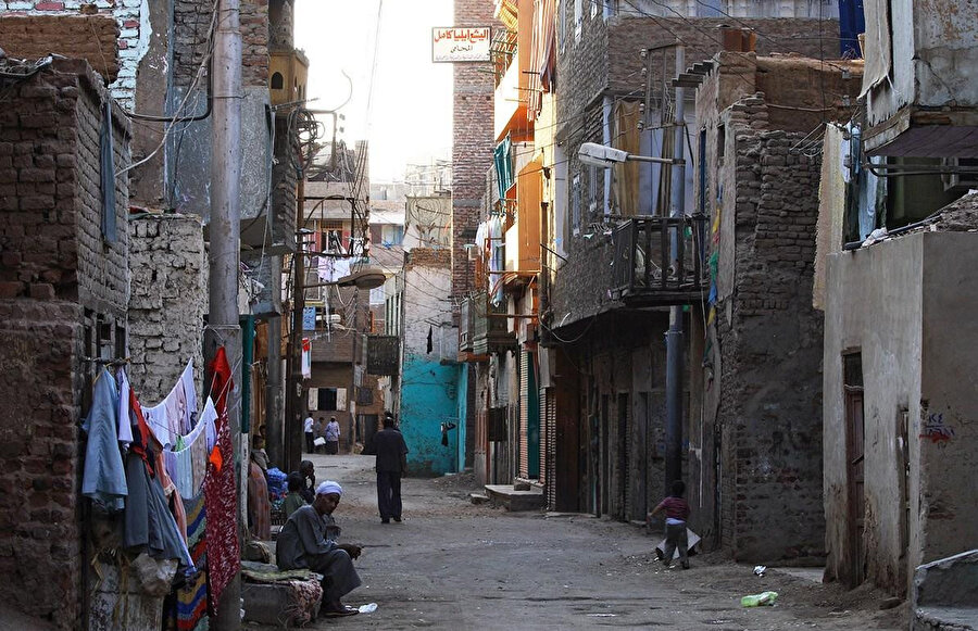 Nüfusun 3'te birinin yoksulluk sınırının altında yaşadığı Mısır'da insanlar yoksullaşırken kamu harcamalarındaki israf halkın tepkisini çekiyor.