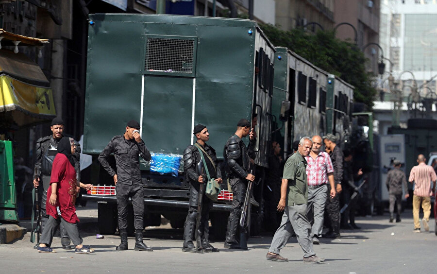  Mısır polisi, Kahire'de sıkı güvenlik önlemleri aldı.