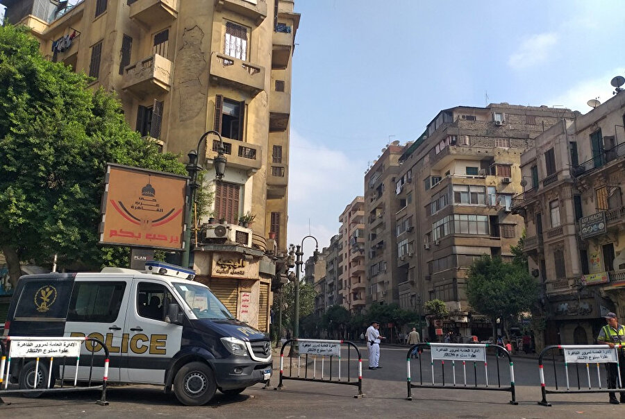 Mısır polisi, Sisi karşıtı gösterilerin önüne geçmek için Kahire’de bulunan Tahrir Meydanı’nı giriş ve çıkışlara kapattı.
