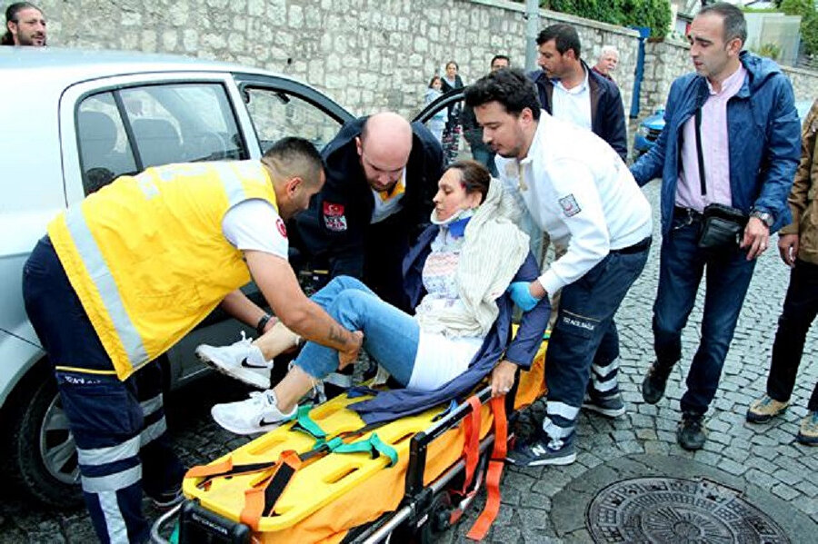 Sağlık ekiplerinin müdahalesiyle sıkışan araçtan çıkartılan Pınar Çalık ve yolcu koltuğundaki eğitmen, ambulansla hastaneye kaldırıldı.