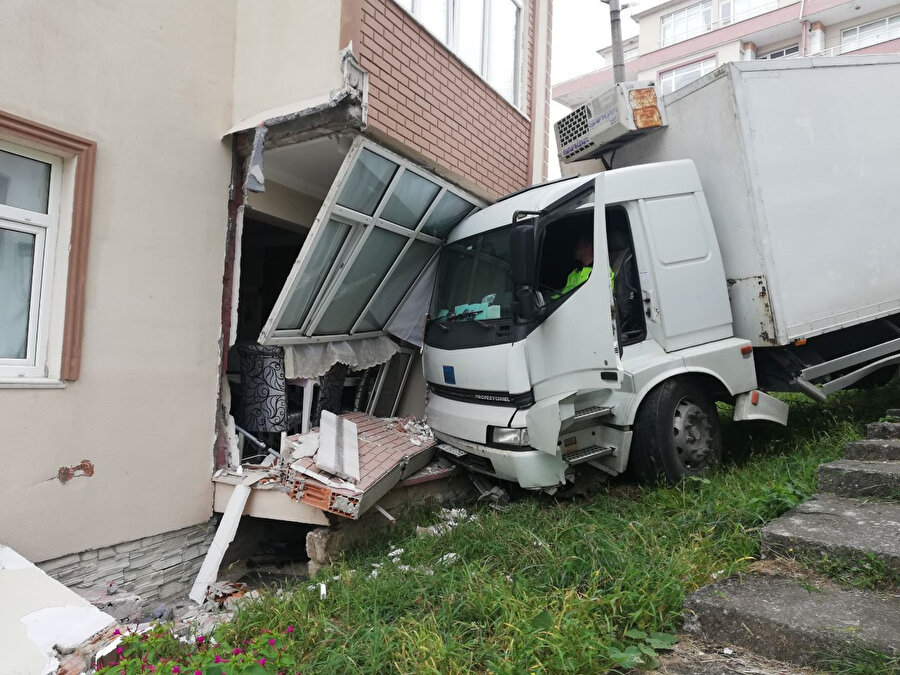 Çarpmanın etkisiyle evin duvarı yıkıldı.