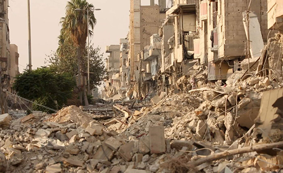 Ayısıt, gözlerini kara parçasının üzerinde dolaştırırken birden durdu.