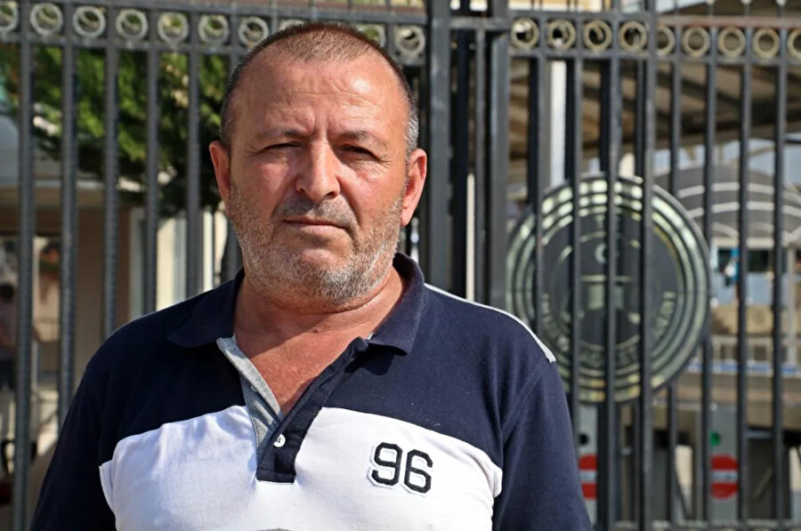 İsmi 5 kez yanlış yazılan Akbaş; okulda, askerlikte iş hayatında talihsizlik üstüne talihsizlik yaşadı.