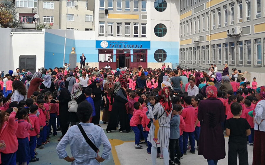 İstanbul Valisi Ali Yerlikaya, ağır hasarlı olduğu gerekçesiyle eğitime ara verilen okullardaki öğrencilerin devam edeceği okulların listesini açıkladı.