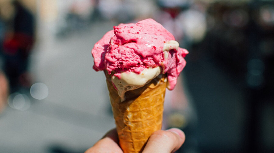 Dondurma yine eridi. Sonra haliyle damladı.