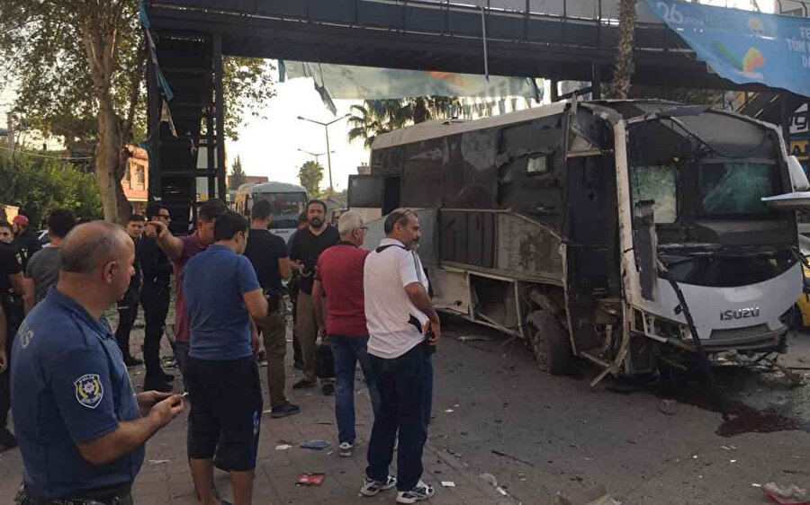 Adana'da özel harekat polisi servisinin geçişi sırasında patlatılan bombalı saldırıyı terör örgütü MLKP mensubu iki teröristin yaptığı belirlendi.