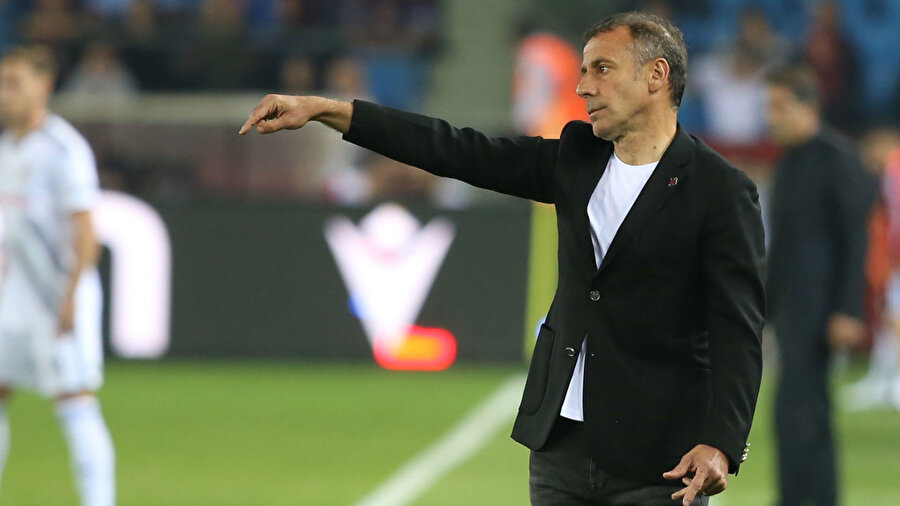 Beşiktaş taraftarı dün oynanan Trabzonspor maçının ardından Teknik Direktör Abdullah Avcı'yı istifaya davet etti.