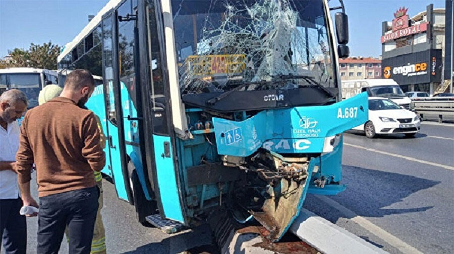 İstanbul Avcılar'da kontrolden çıkan özel halk otobüsü kaldırıma çıktı. 