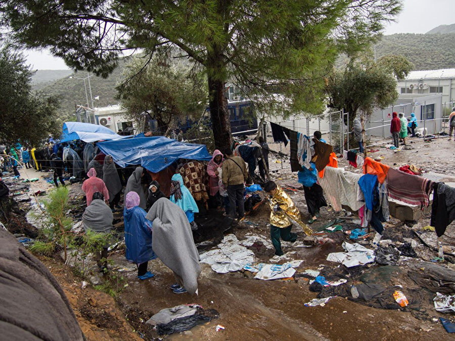  Avrupa'nın en kalabalık mülteci kampı olan Moria 3 bin kişi kapasiteli ancak kampta 13 binden fazla mülteci kalıyor.
