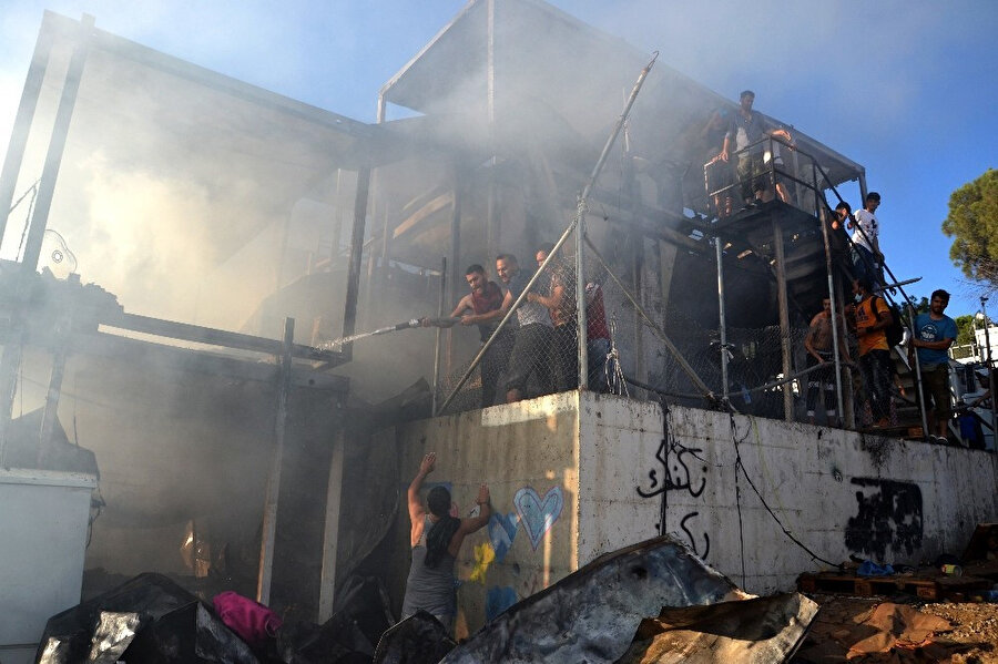  Pazar günü Yunanistan’ın Midilli Adası’nda bir mülteci kampında protesto sırasında yangın çıkmıştı.