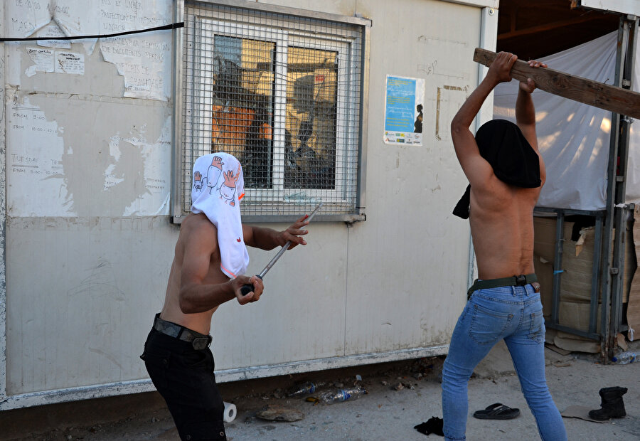Moria Mülteci Kampındaki sığınmacılar kampın kötü koşullarını protesto ediyor.
