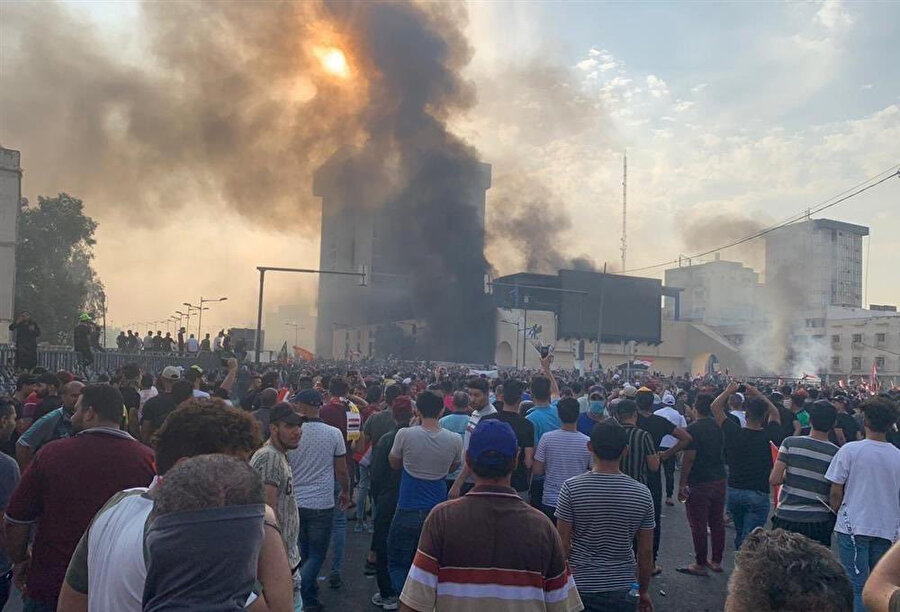 Irak'ta artan işsizliği, yolsuzlukları ve kamu hizmetlerinin yeterli seviyede olmayışını protesto eden göstericiler.