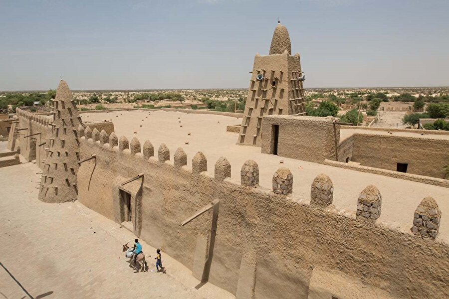 Timbuktu’daki Djenberger Camii. Eser, bölgede İslâm’ın sembolü olarak görülmektedir.