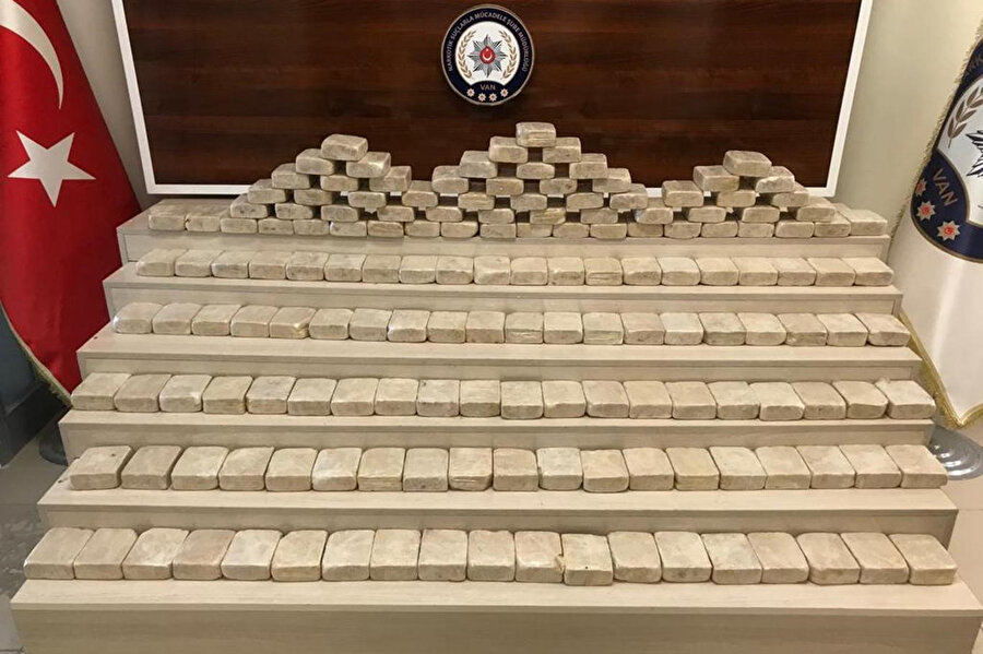 Hakkari'de gelin arabası gibi süslenen otomobilde uyuşturucu ele geçirildi.
