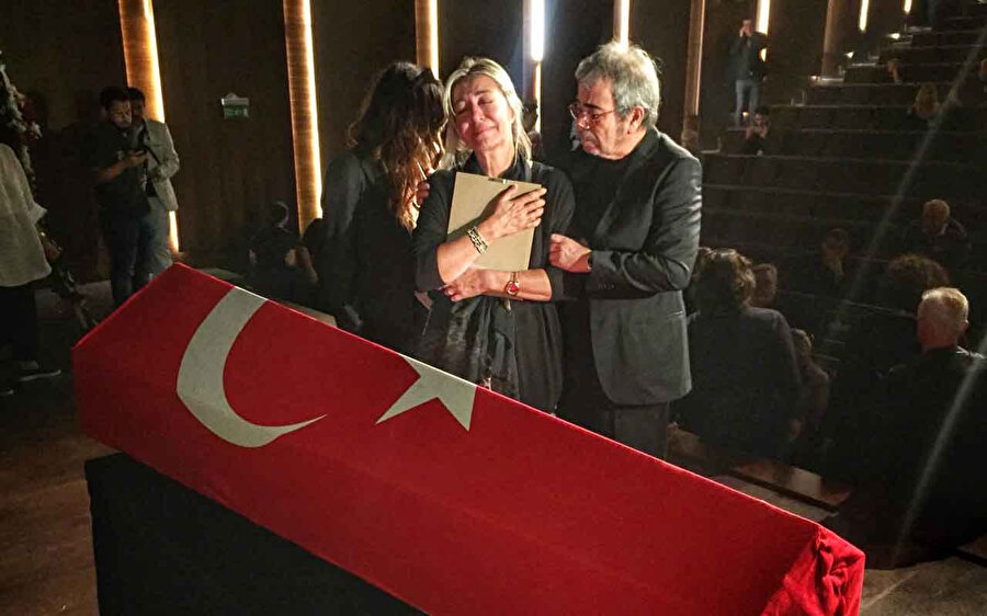 Tarık Ünlüoğlu'nun eşi tabutun başında gözyaşlarına boğuldu. Eş Gülenay Kalkan'ı Selçuk Yöntem sakinleştirmeye çalıştı.