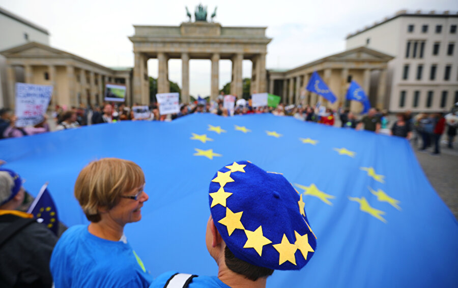 Berlin'de düzenlenen 'Brexit ' karşıtı gösteride AB bayrağı görünüyor.