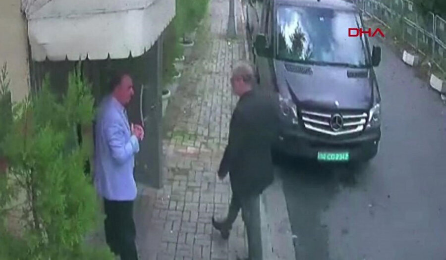 Güvenlik kamerası görüntülerinde Cemal Kaşıkçı konsolosluk binasına giriş yaparken görülüyor.