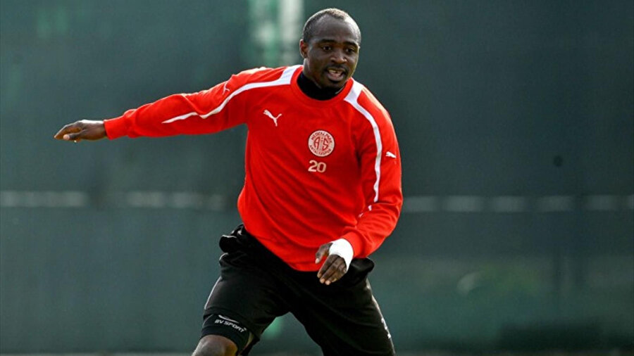 Nijeryalı futbolcu Isaac Promise, 31 yaşında hayatını kaybetti.