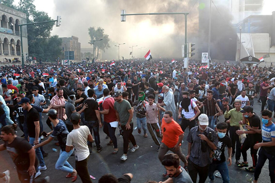 Polisin göz yaşartıcı gazla müdahalesi sonucu kaçışan protestocular.