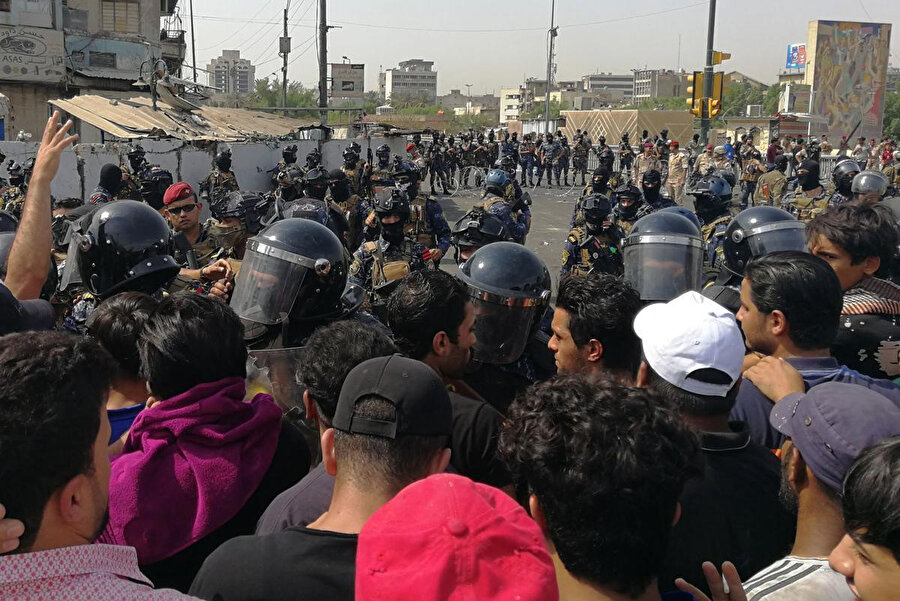 Polisin Tahrir meydanına girişlere izin vermediği Irak'ta geniş kapsamlı sokağa çıkma yasağı ilan edildi.