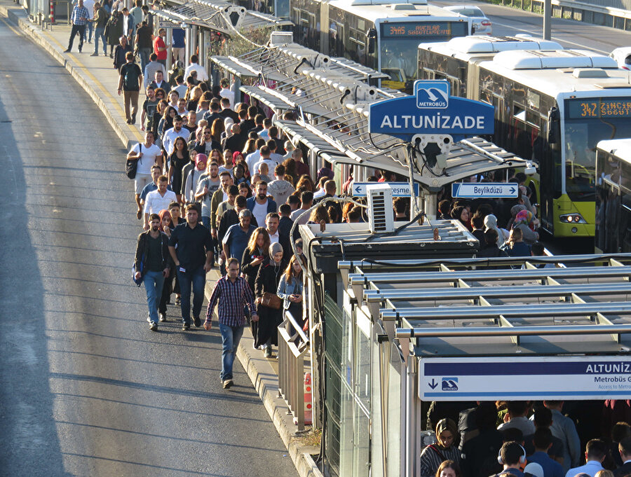 Metrobüs, son günlerde yaşanan yoğunlukla gündeme geliyor.