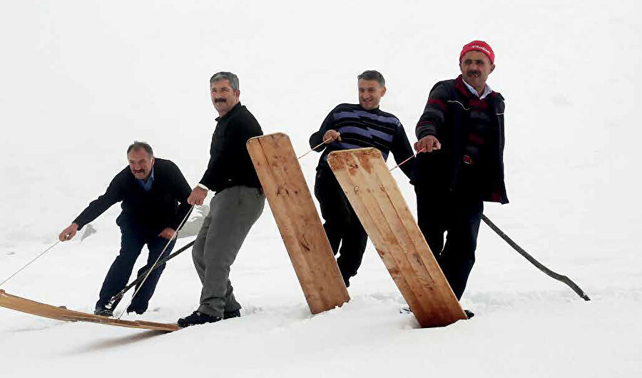 Son kontrollerinizi yaparsınız; kaskınızı sıkılaştırır, gözlüğünüzü takar, montunuzun fermuarınızı iyice çeker, eldivenlerinizi takar, başınızı eğer, “ya Allah” diye kaymaya başlarsınız.