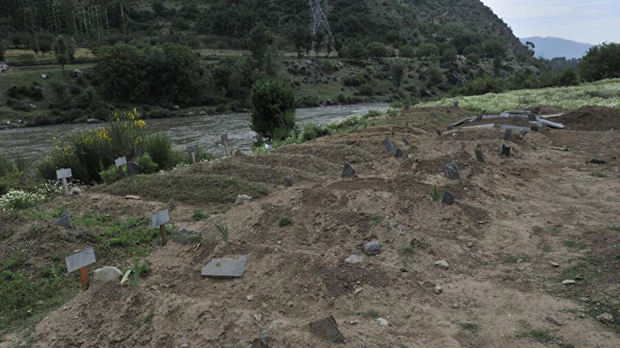 Keşmir'de faili meçhul cinayetlere kurban gidenlerin bulunduğu bir toplu mezar.