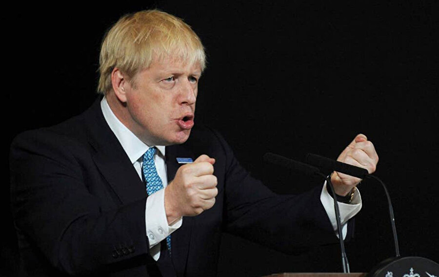 Kullandığı ırkçı ifadelerle sık sık gündeme gelen Boris Johnson yine skandallarıyla gündeme geldi.