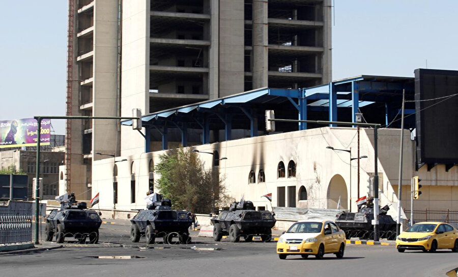 Sokağa çıkma yasağının kaldırılmasının ardından güvenlik tedbiri alan Irak polisi.
