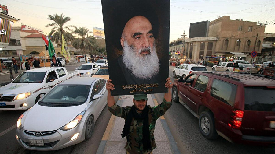 Şii dini lider Ali es-Sistani'nin portresi.