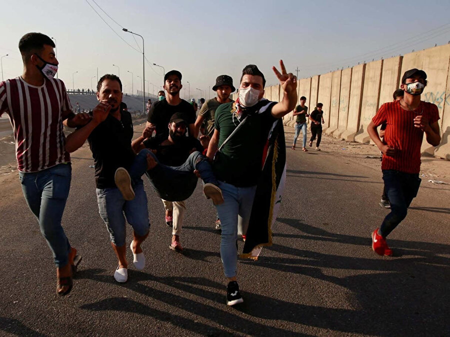 Protestolar sırasında yaralanan binlerce Iraklıdan biri.