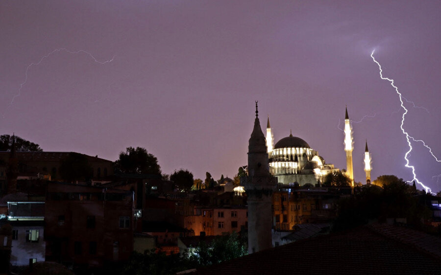 İstanbul'da sağanak yağış ve şiddetli rüzgar etkili oldu.