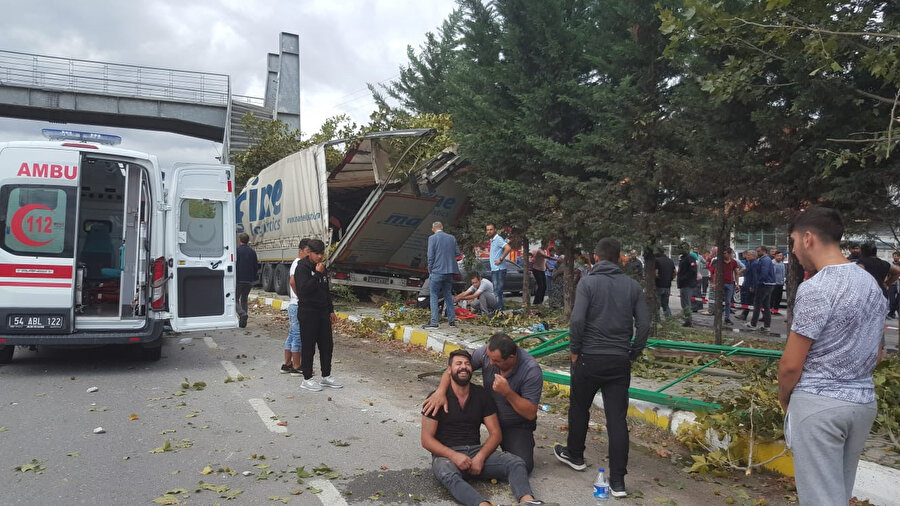 Pamukova'da TIR durağa daldı. -DHA