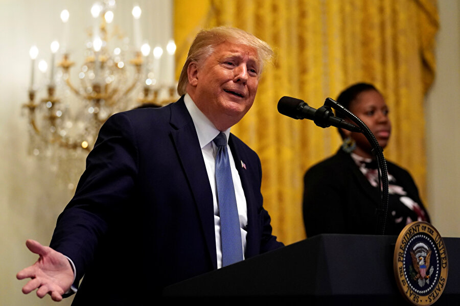 ABD Başkanı Donald Trump konuşma yaptığı sırada görünüyor.