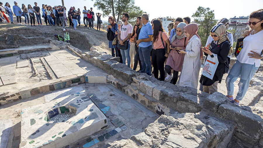 Kazı çalışmaları sonucu ortaya çıkarılan nadir parçalar halka açık sergileniyor.