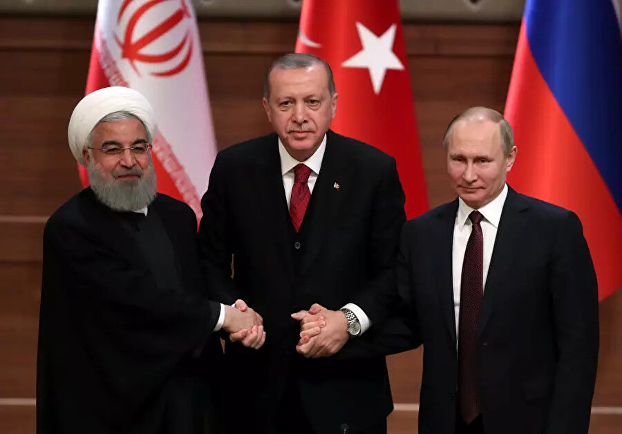 Türkiye Cumhurbaşkanı Recep Tayyip Erdoğan, İran Cumhurbaşkanı Hasan Ruhani ve Rusya Federasyonu Devlet Başkanı Vladimir Putin'in birlikte poz verdiği üçlü zirve.