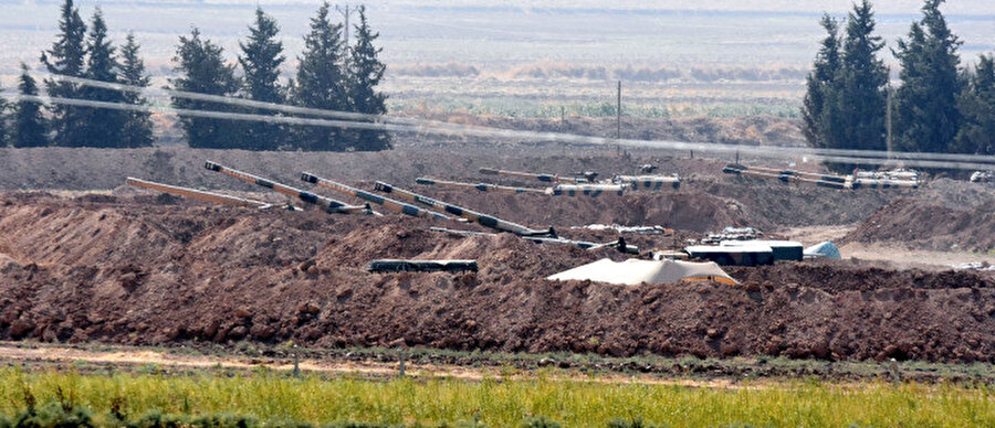 Şanlıurfa'nın Akçakale ilçesinin karşısında bulunan Tel Abyad sınırında obüs ve zırhlı araçları için yeni mevziler kazıldı.