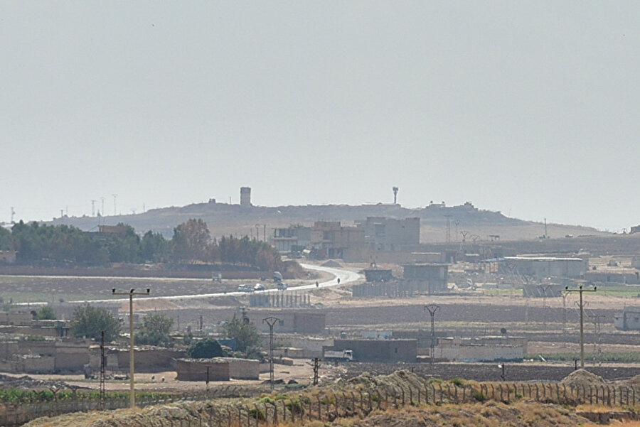 Şanlıurfa'nın Akçakale ilçesinin karşısındaki Suriye topraklarında yer alan Tel Abyad ve Ras'ül Ayn'daki ABD askeri noktalarını kullanan hareketli unsurlar çekilmeye başladı.