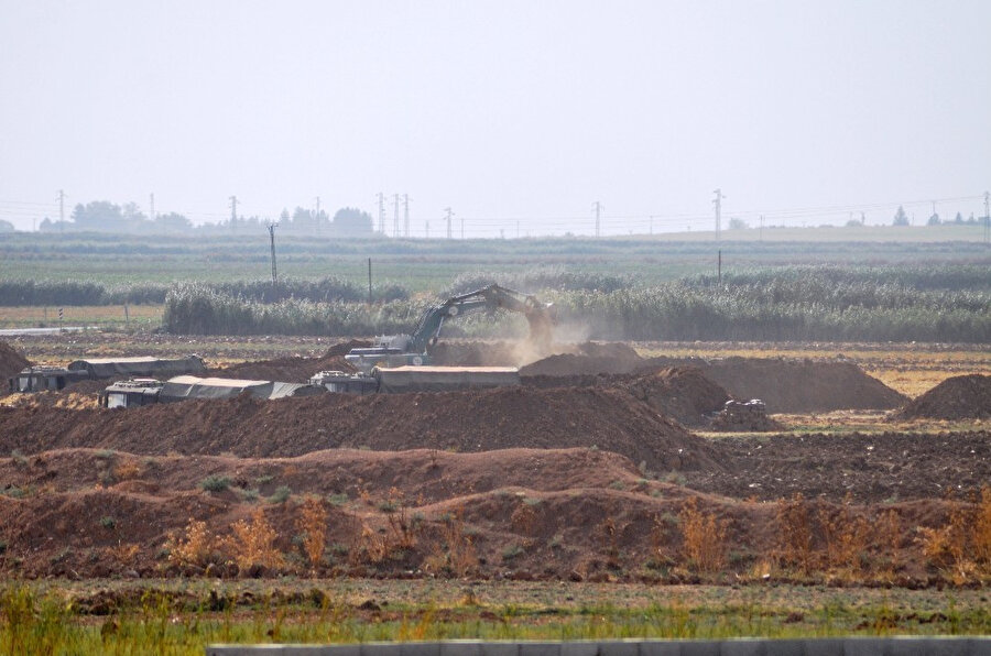 Türk Silahlı Kuvvetleri, Suriye sınırındaki mevzilere tank ve obüs takviyesi yapıyor. Dün gece Şanlıurfa’nın Akçakale ilçesine gelen tank ve obüsler, hazırlanan mevzilere yerleştirildi.