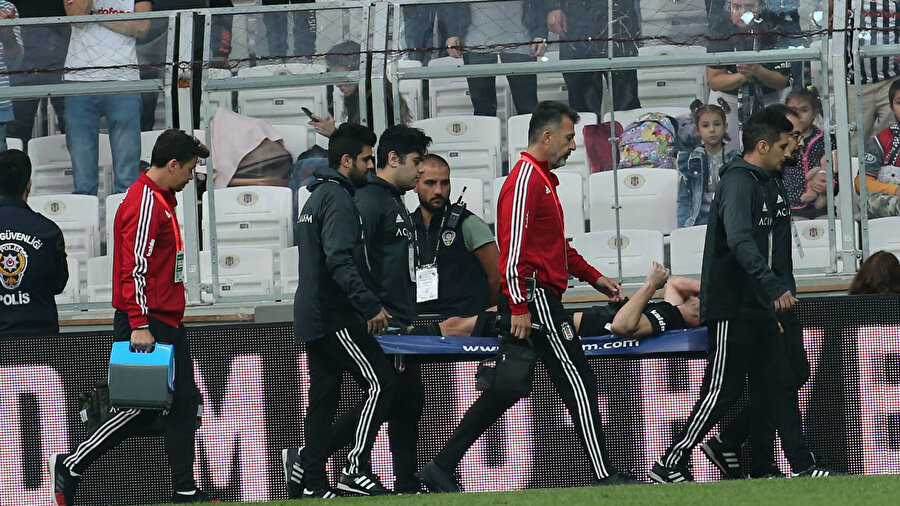 23 yaşındaki futbolcunun ameliyat sonrasında 4 ay sahalardan uzak kalacağı öğrenildi.