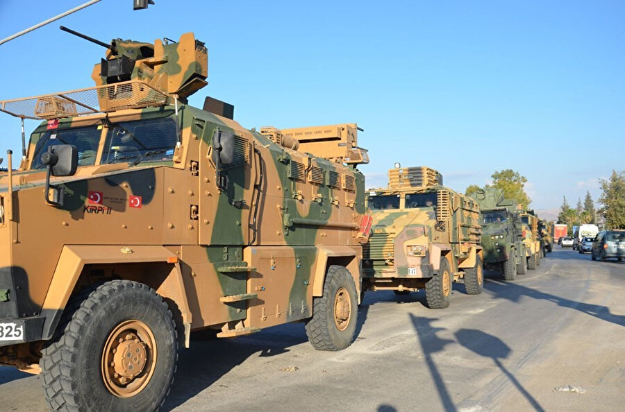 Türk Silahlı Kuvvetleri (TSK) tarafından Suriye sınırına askeri birlik ve zırhlı araç sevki sürüyor.