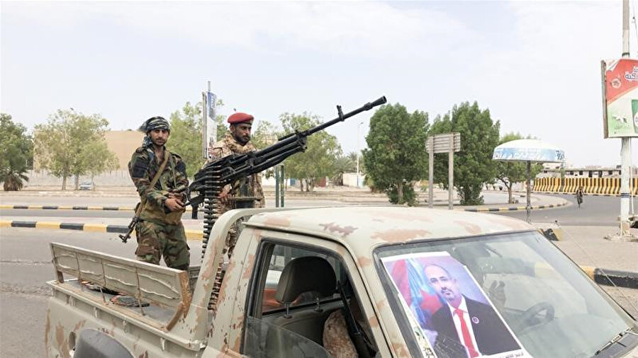 Askeri yollarla çözüme ulaşılmaya çalışılan Yemen'de barış ve sükunetin hakim olması için farklı bir yolların denenmesi gerekiyor.