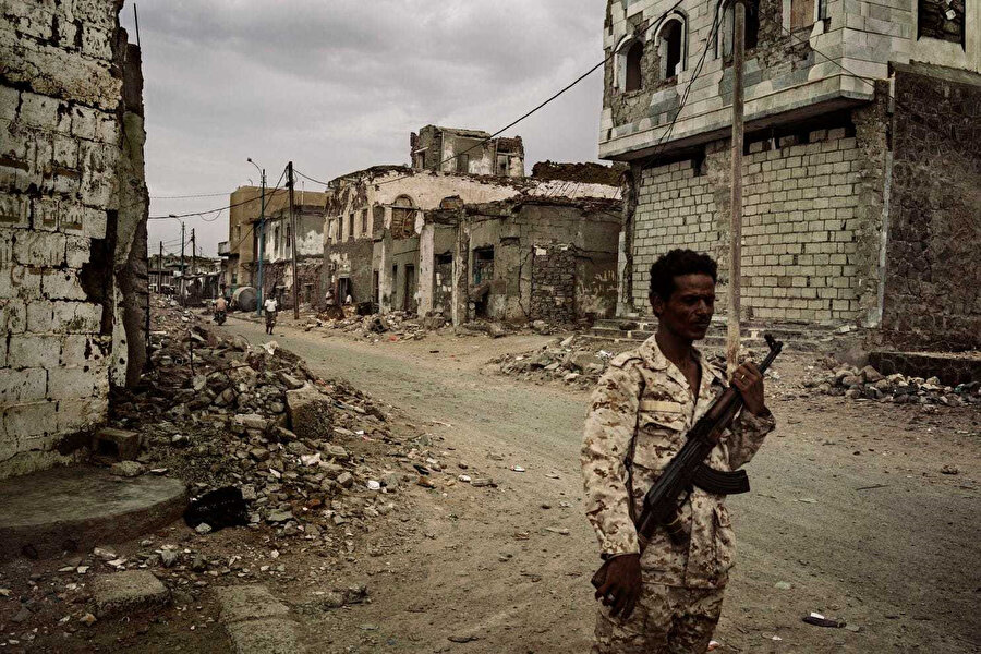 İran destekli Husiler ve BAE destekli koalisyon arasında sıkışıp kalan Yemen.