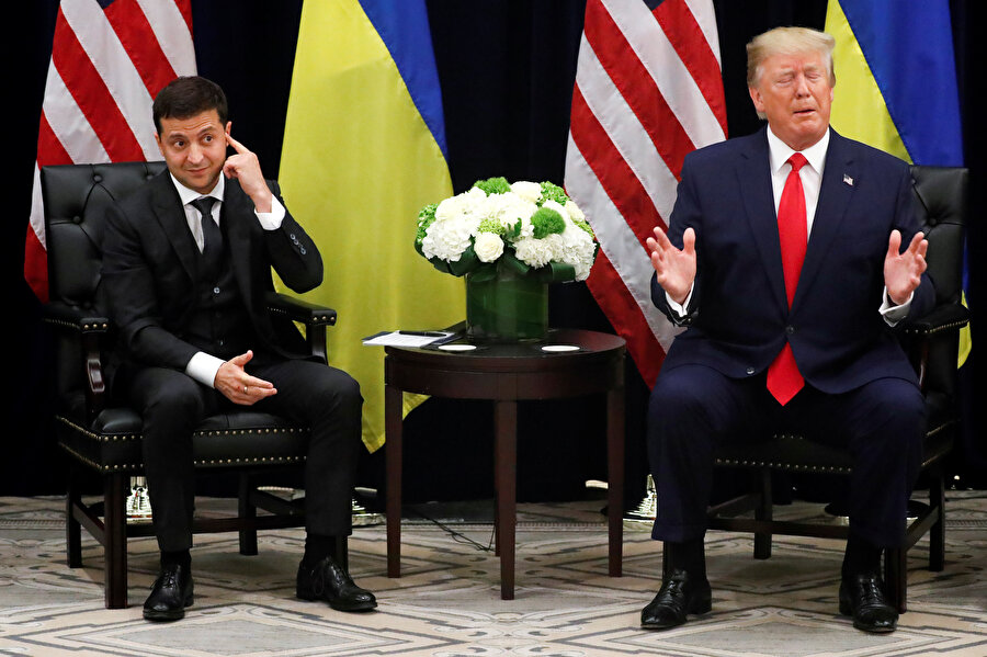 ABD Başkanı Donald Trump ve Ukrayna lideri Vladimir Zelenskiy aynı karede görünüyor.