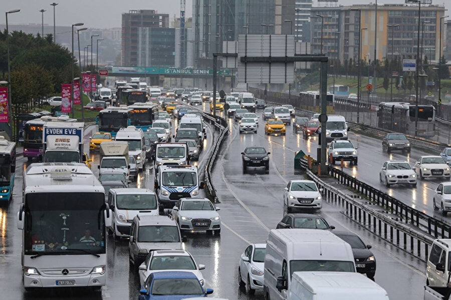 Yağmur, İstanbul'da yoğun trafiğe neden oldu.