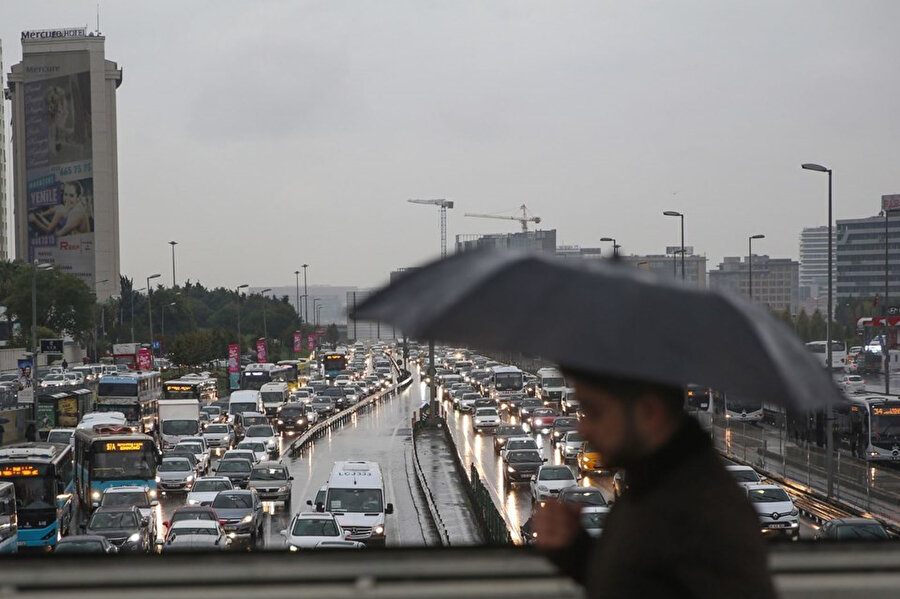 İstanbul'da beklenen yağmur sabahın erken saatlerinde başladı.