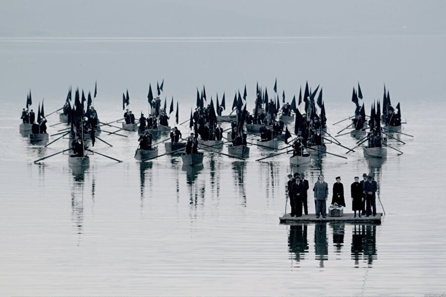 Ağlayan Çayır, adeta müzik şöleni sunan filmin her karesi de ayrı bir fotoğraf niteliğinde.