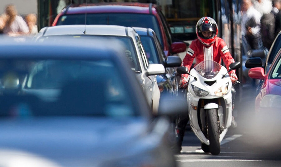 İstanbul'da E-5 Kara Yolu'nda makas atan bir motosiklet sürücüsü trafiktekilere korku dolu anlar yaşattı.