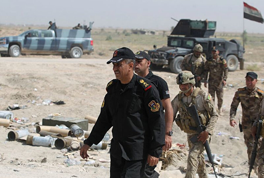 General Saadi, Fellluce'deki bir operasyon sırasında askeri birliklerin başında sahada denetim yaparken görülüyor.