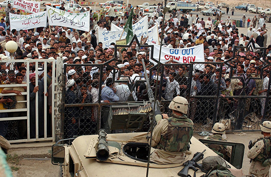 Amerikan işgalini protesto eden Iraklılar, 2004.
